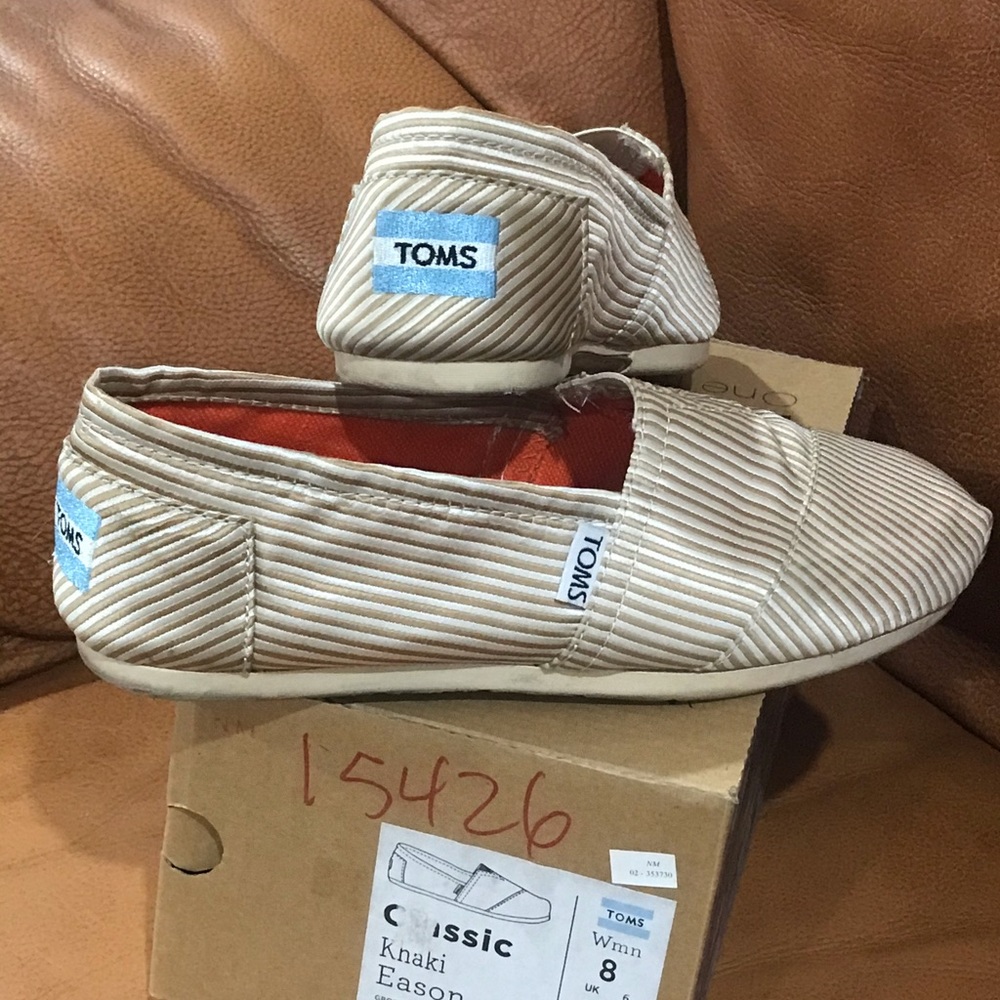 TOMS - Picture 2 of 6